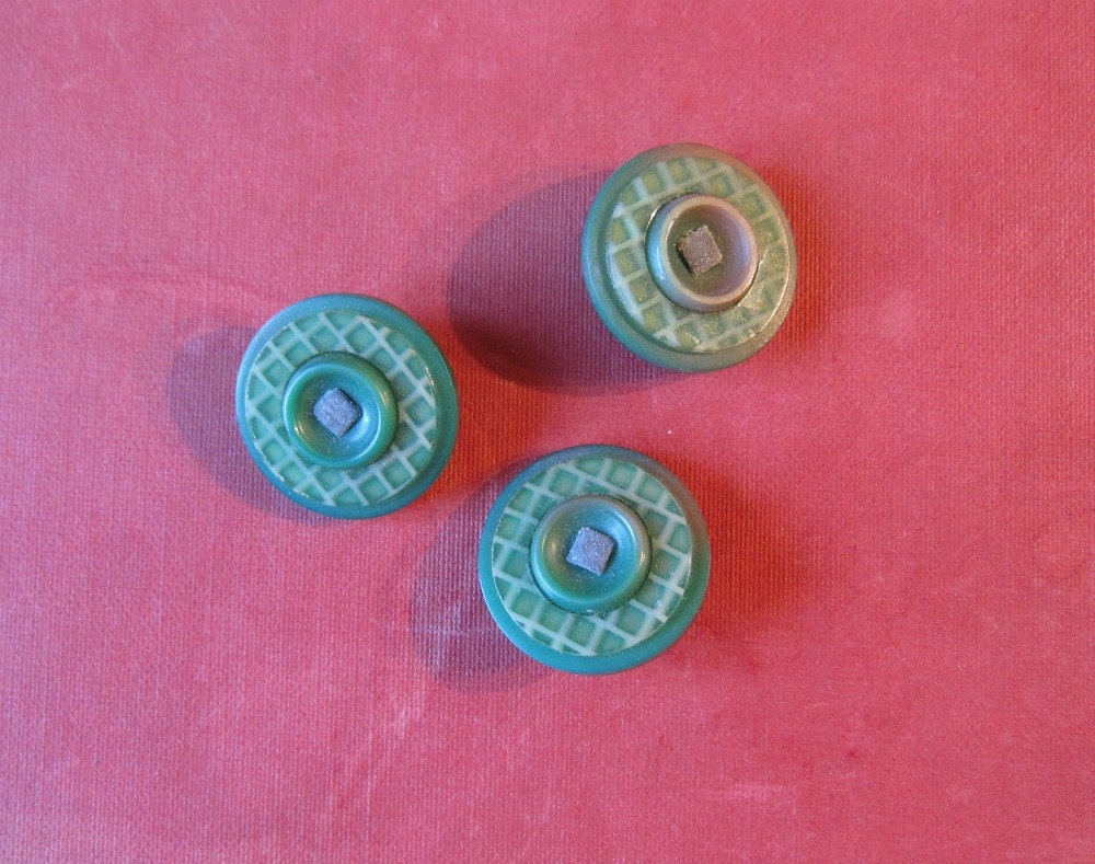 Vintage Buttons. Green Basket Weave. Set of 3. 50s.