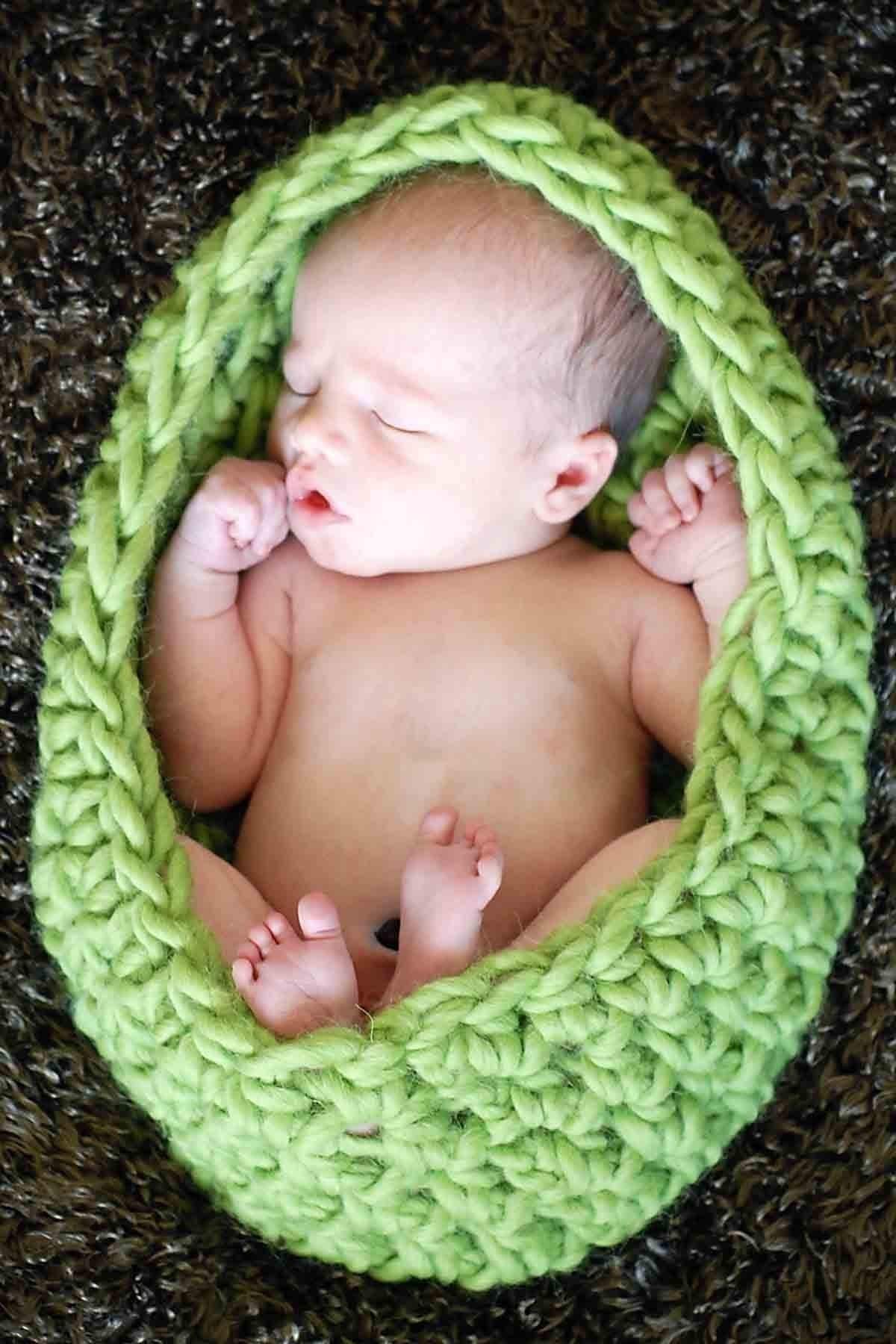 How to crochet - Easy Beginner baby cocoon - YouTube