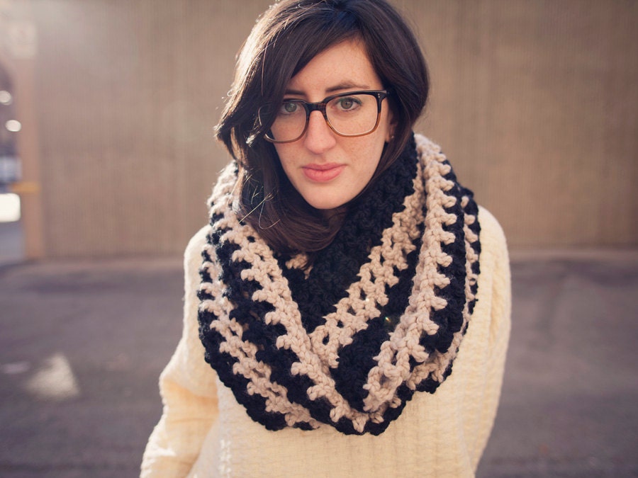 Eternity scarf black and white