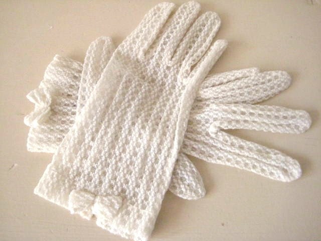 Sale Vintage ivory lace gloves wrist length with lace bow free shipping 