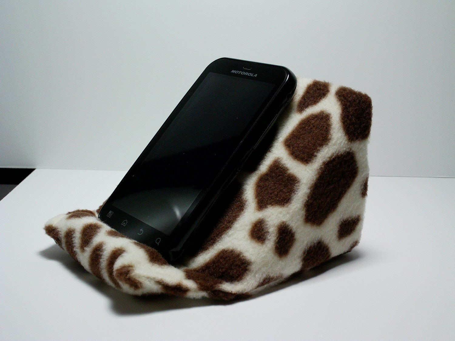 Cradle stand giraffe plush fleece desktop holder for