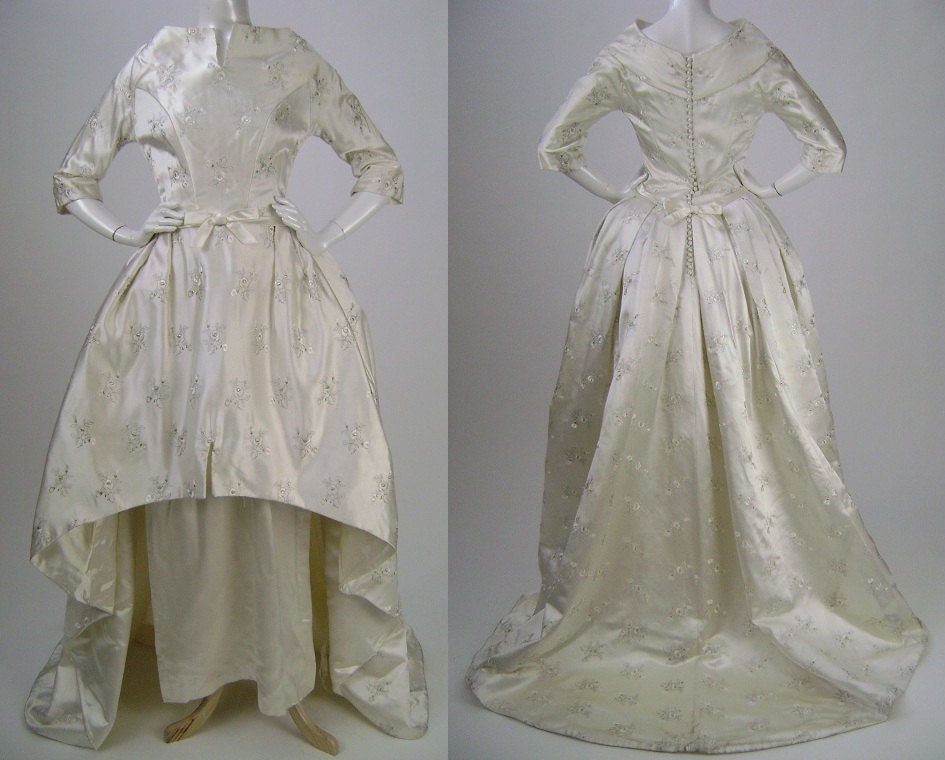 1960's Wedding Gown Wedding Dress Dramatic Embroidered Floral 1960's Wedding Gown Wedding Dress Dramatic Embroidered Floral