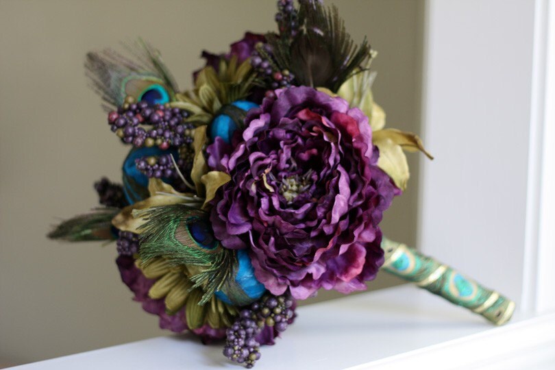 wedding decorations ideas using purple peacock feathers