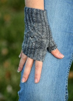 Cable News Gloves (Vintage) - KnitWiki - Knitting-and.com free