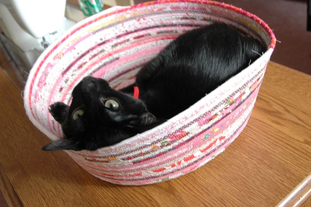 Cuddly cat snuggle bed Pink