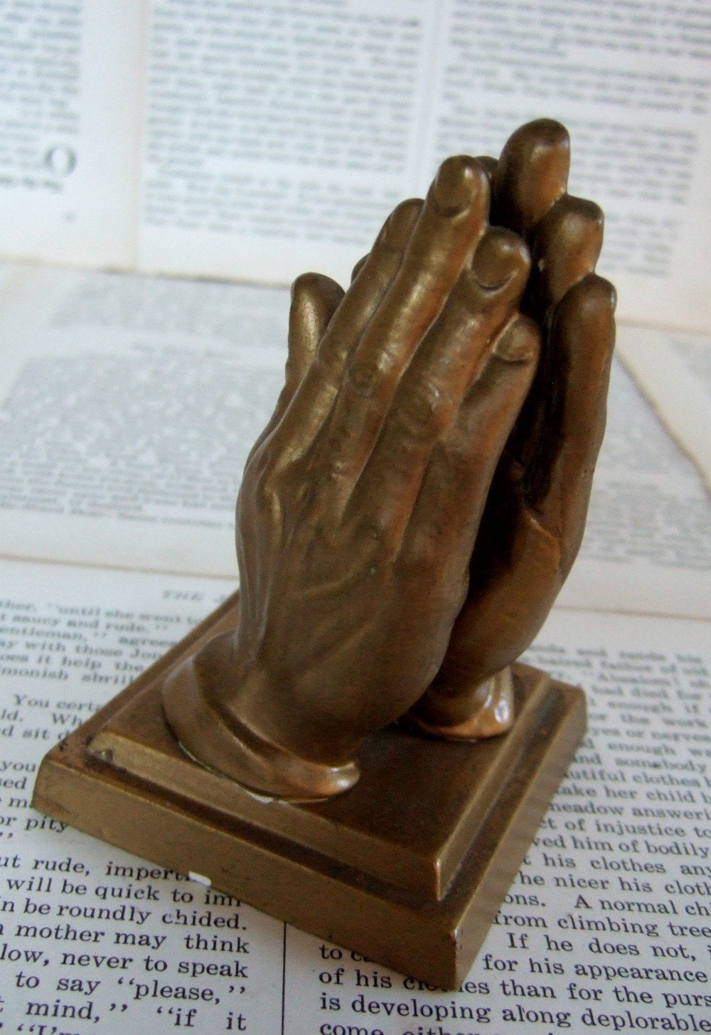 VINTAGE gold CERAMIC Praying Hands FIGURINE by jennyelkins on Etsy