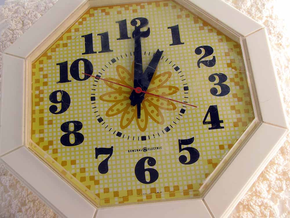 SALE GE Kitchen CLOCK Vintage Yellow Daisy Octagon Wall