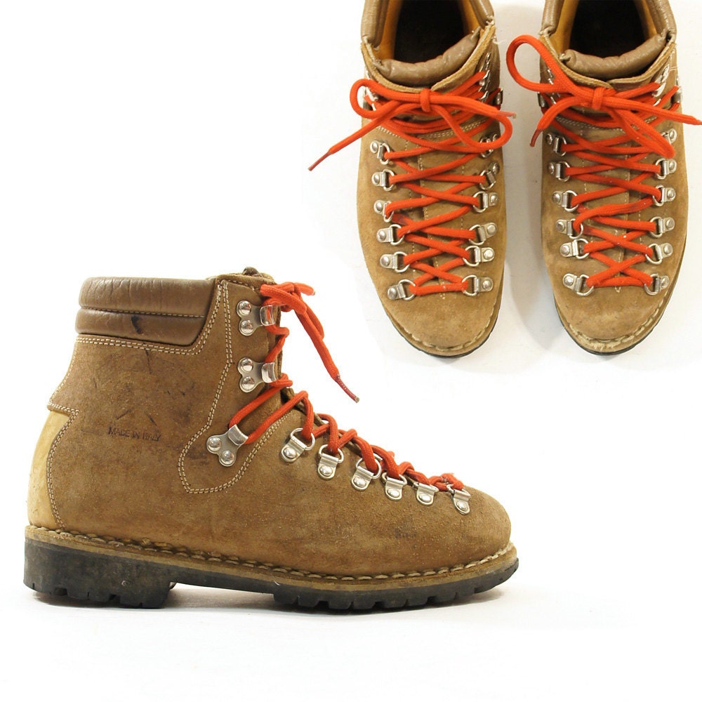 62  Brown boots with red shoe laces for Girls