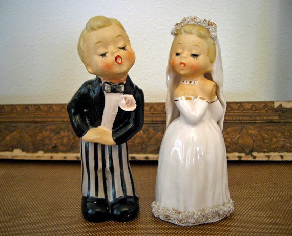 Vintage Bride And Groom Napco Kissing Collectible Figurines