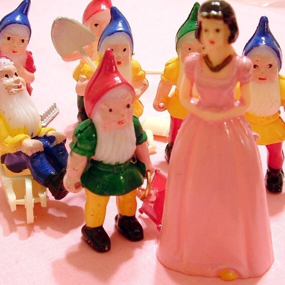 snow white and seven dwarfs gnomes