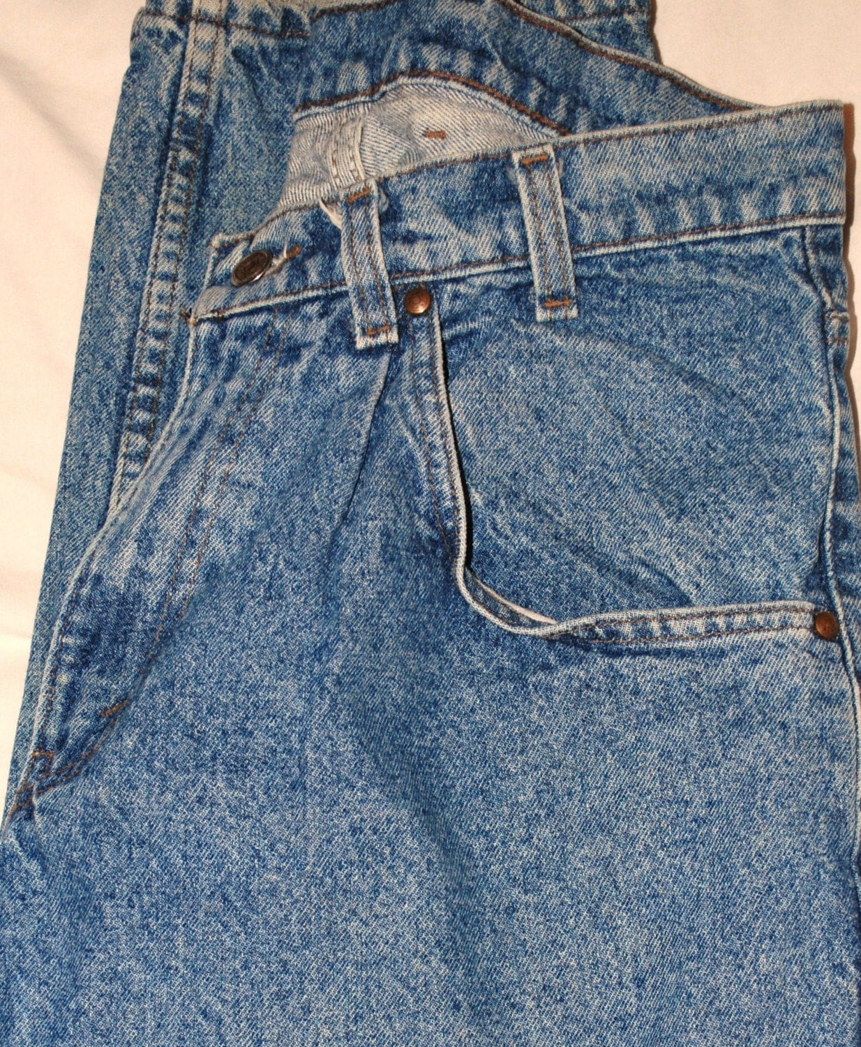 Vintage Men's Levi Jeans 33x32 Silver Tab on back pocket.