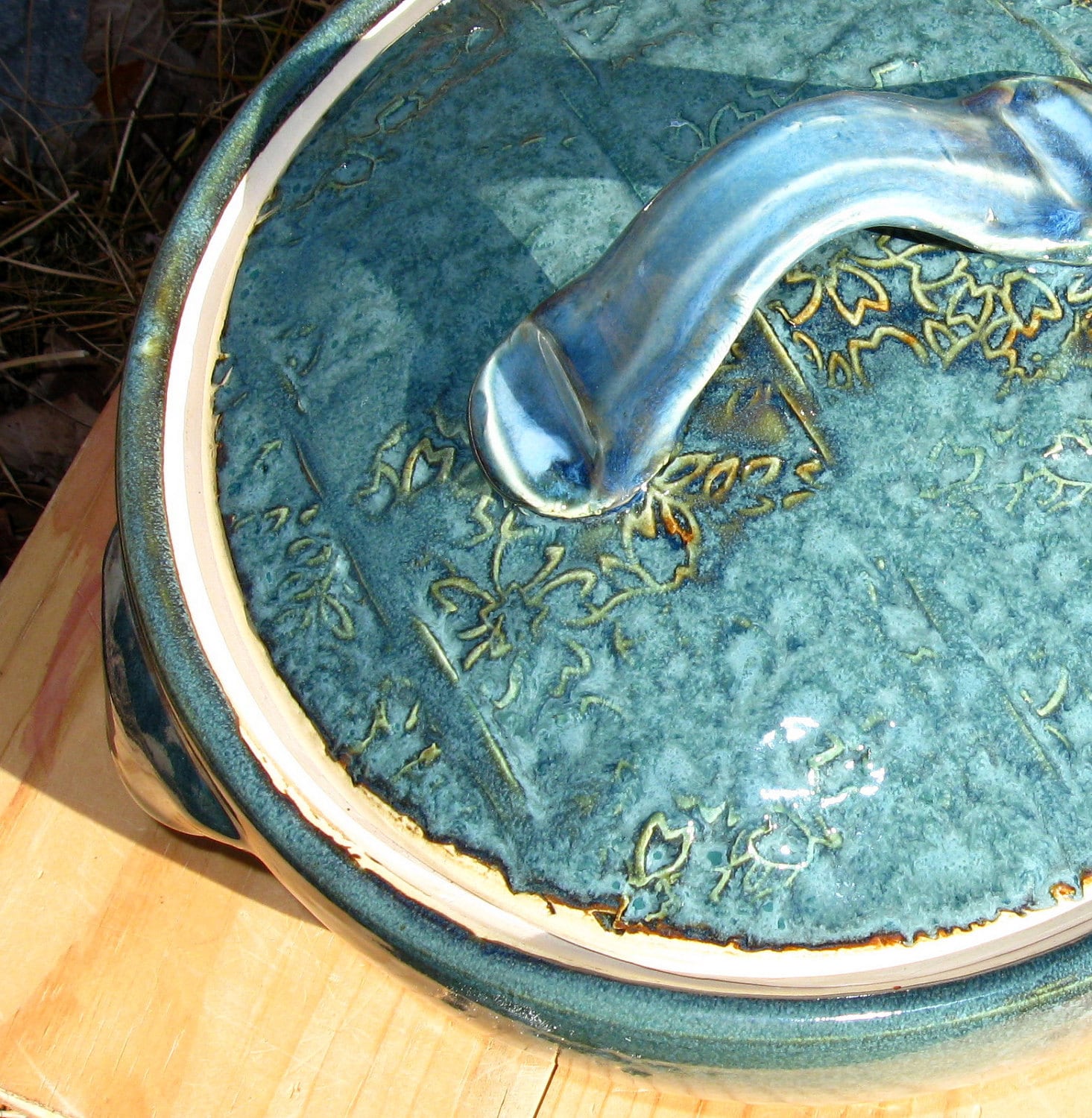 Stoneware Casserole/Baking Dish 2 Quart with Textured Lid in