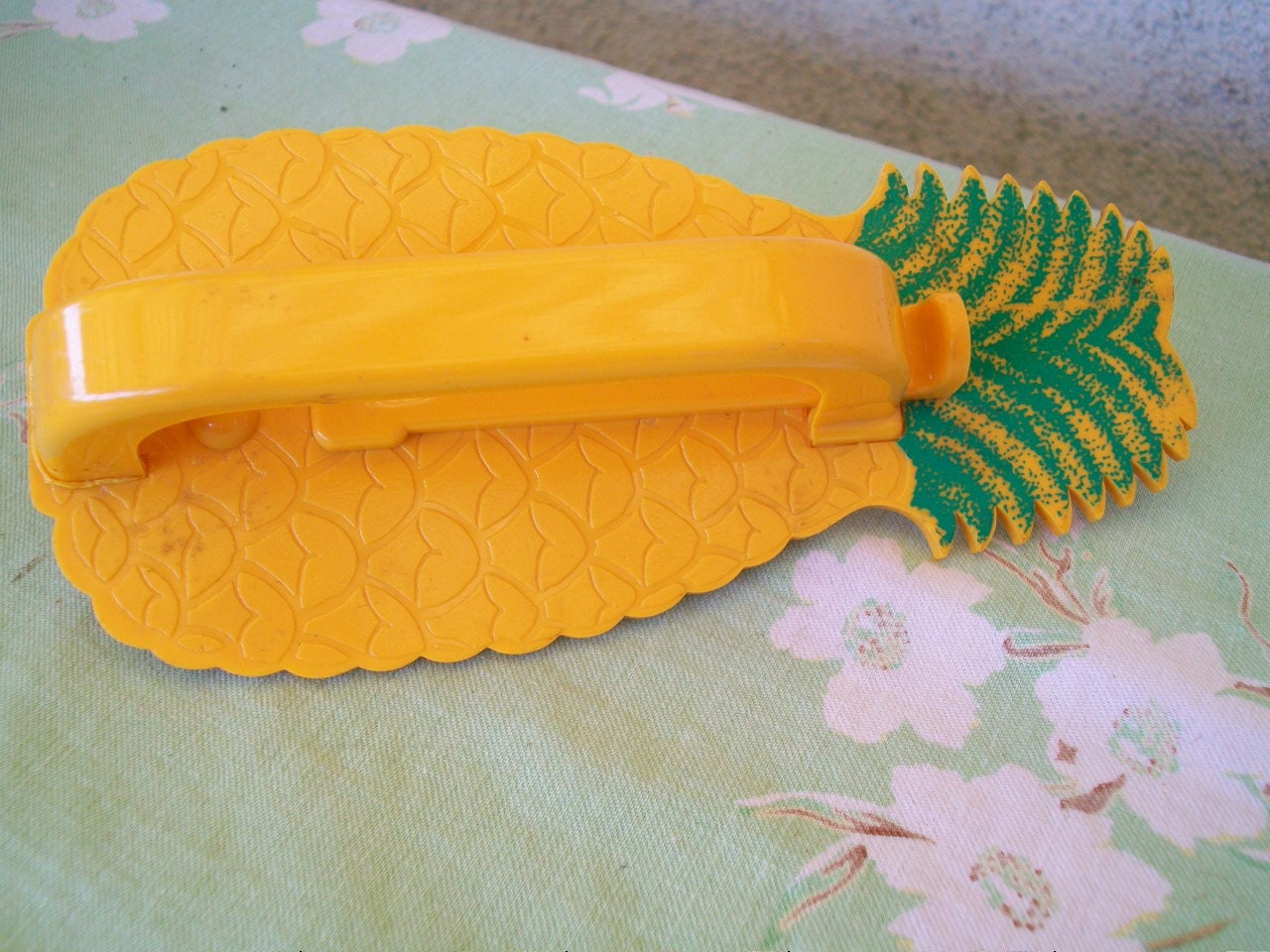 Vintage Plastic Pineapple Cutter