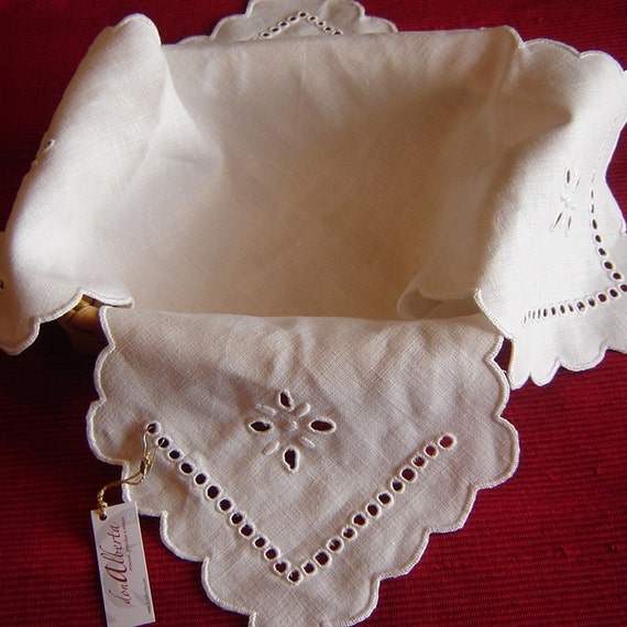 Handmade embroidered bread basket cover in linen I Pano para