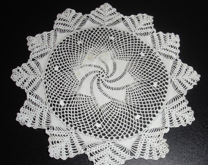 Large Pinwheel Pattern Vintage Crocheted Lace Doily 15 inch