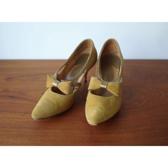 Sale Mustard Suede Pumps Size 7 1/2 AA By Naturalizer
