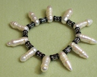 Black and White Bullet Pearl Bracelet (527)