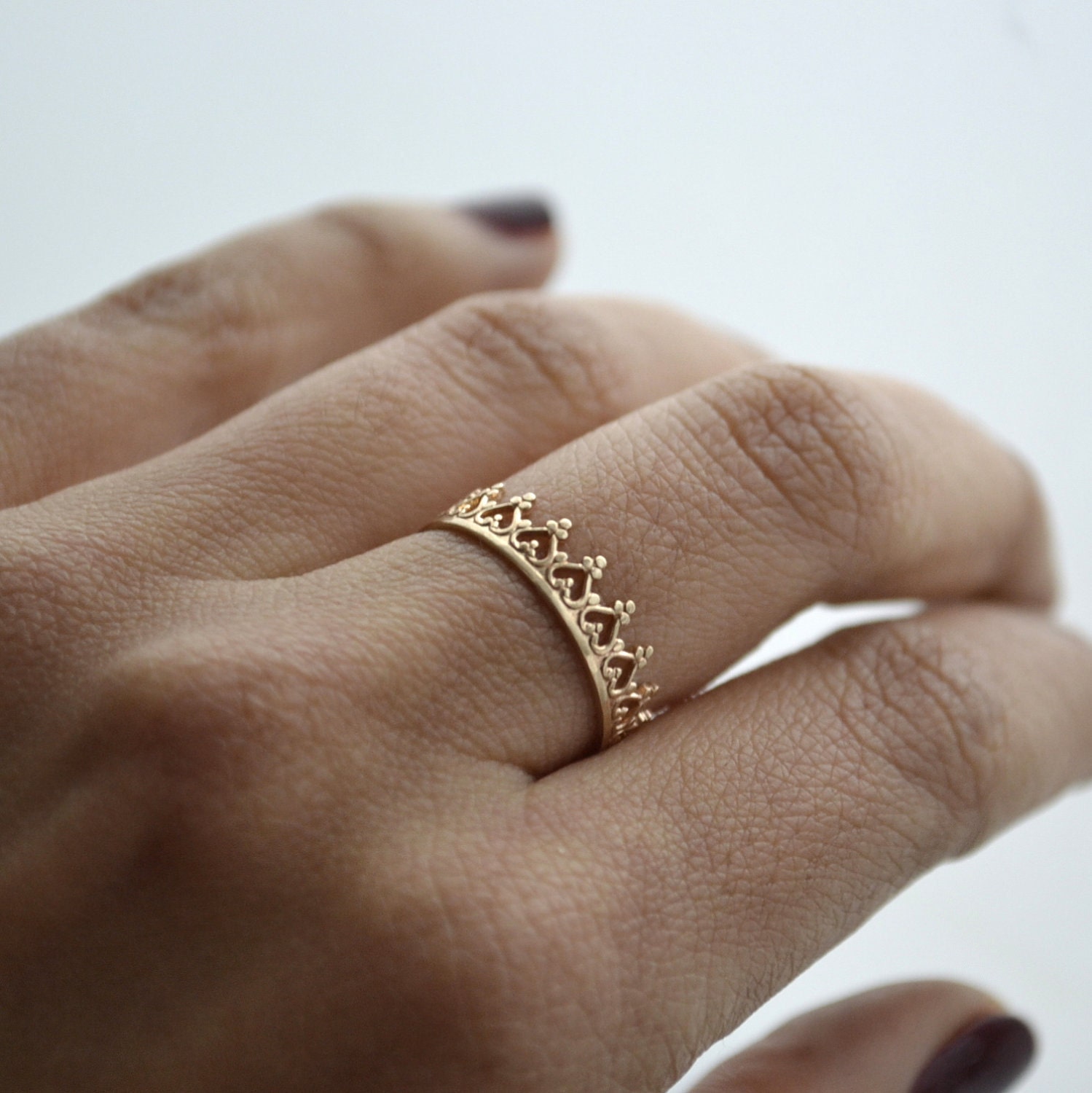 Золотое кольцо корона на пальце