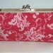 SNAP CLUTCH IN BERRY WHISPERS