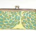SNAP CLUTCH IN SAGE POM POM