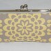 SNAP CLUTCH IN BUTTER AND GRAY WALLFLOWER