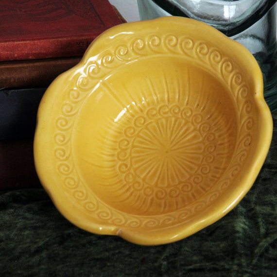 Vintage McCoy Pottery USA Buttery Yellow Bowl Rare Swirl