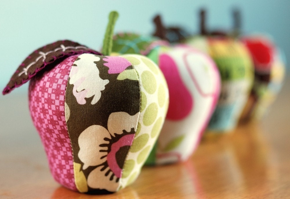PDF Sewing Pattern for Scrappy Apple Pincushion and Ornament