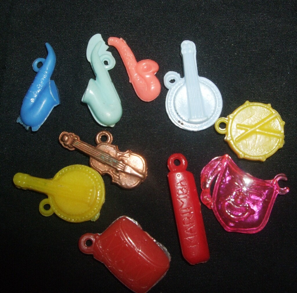 VINTAGE MUSICAL CRACKER JACK CHARMS