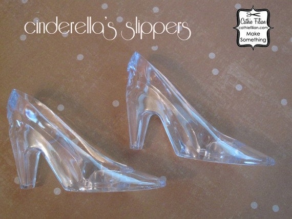 6 glass slippers embellishing and glittering christmas