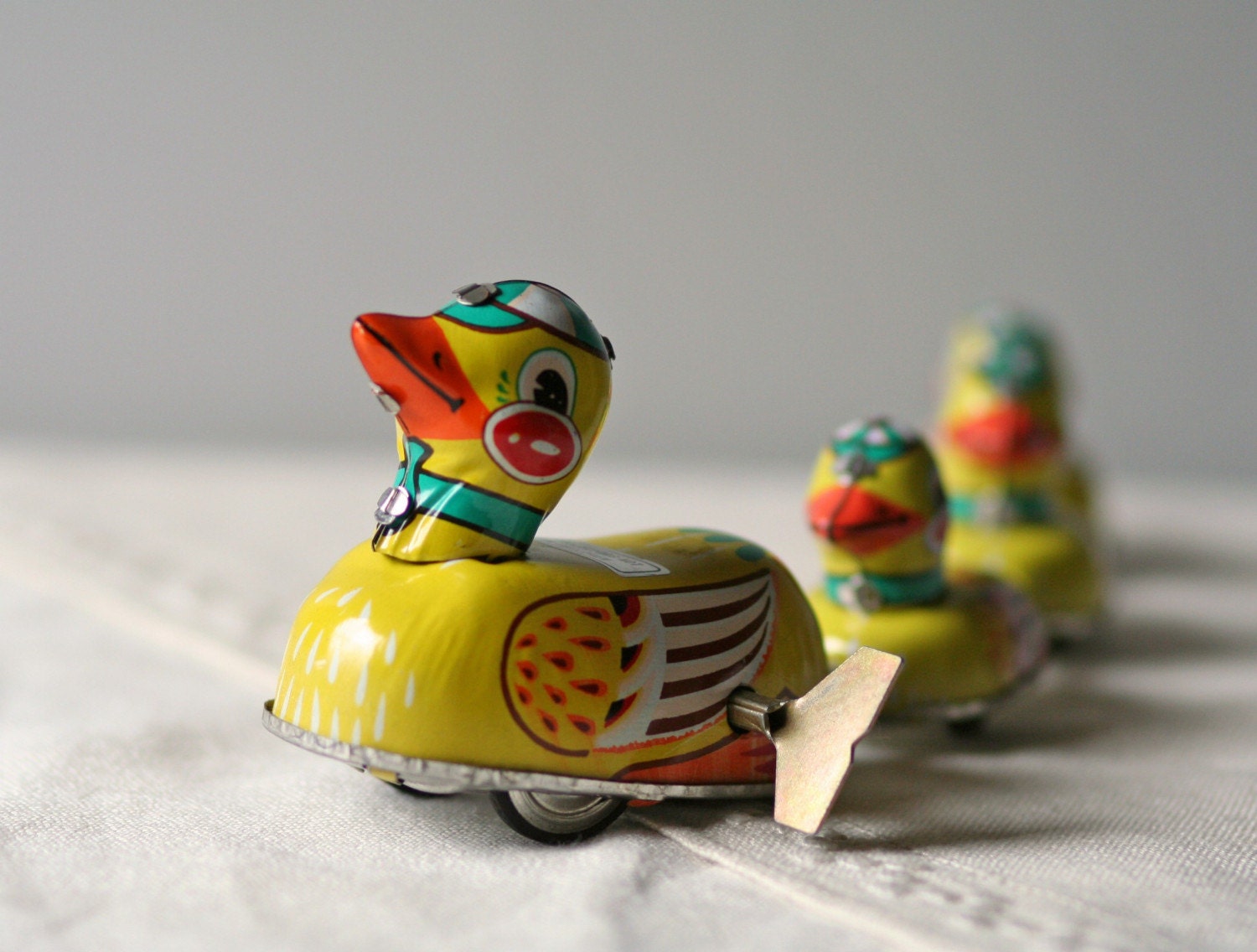 Vintage Tin Metal Wind Up Toy Mother Duck And Ducklings