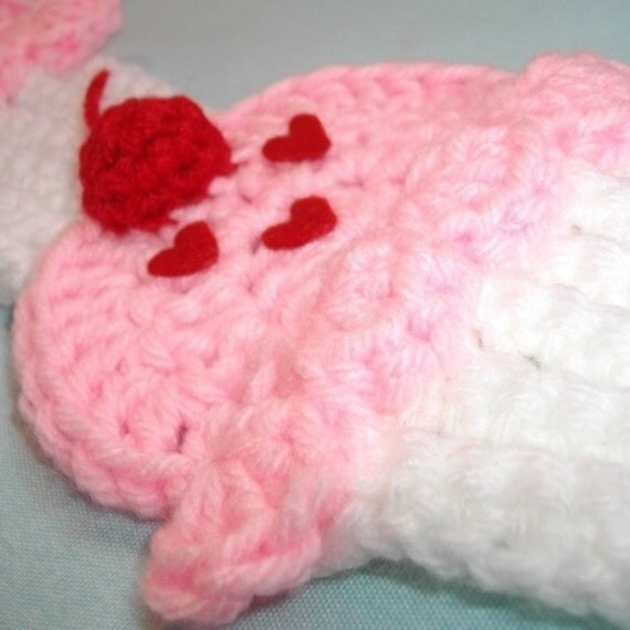 Cupcakes SCARF White cake Lt. Pink Frosting Red Heart