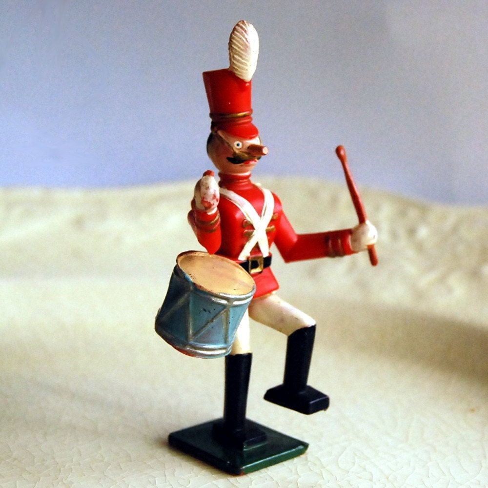My toy soldier is very nice. Винтажный солдатик. Плюшевый солдатик. Заводной солдатик. Красные солдатики игрушки.
