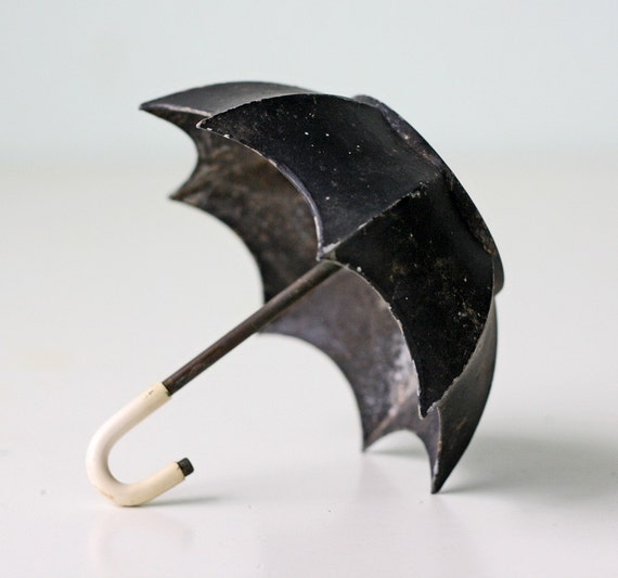 Vintage Black and White Metal Umbrella by bellalulu on Etsy