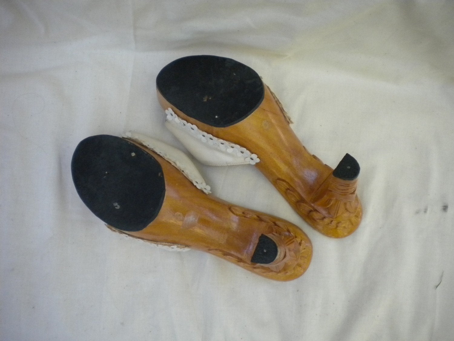 Vintage Carved Wooden Slides Mules Shoes 7 by CorkSpork on Etsy