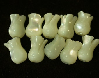 Vintage MOTHER OF PEARL Tulip Flower Beads 8x5mm pkg10 cb252