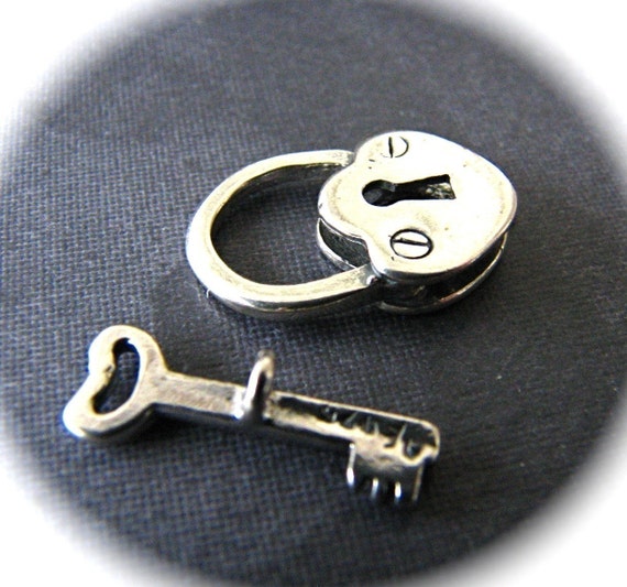 LITTLE LOCK AND KEY toggle clasp in STERLING SILVER