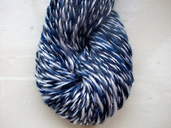 Handspun yarn merino midnight blue white ply by SpinningStreak