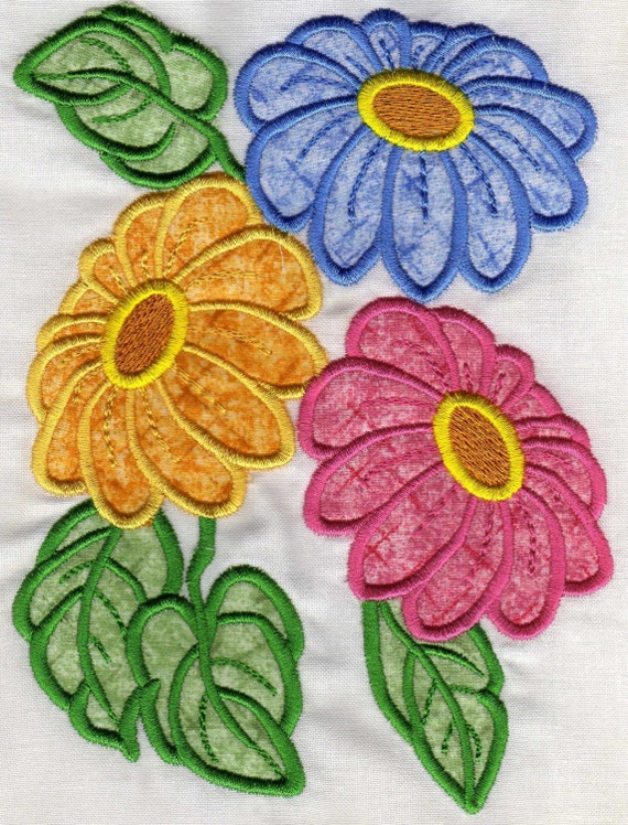 Items similar to DAISY quilt squares, applique machine embroidered on Etsy