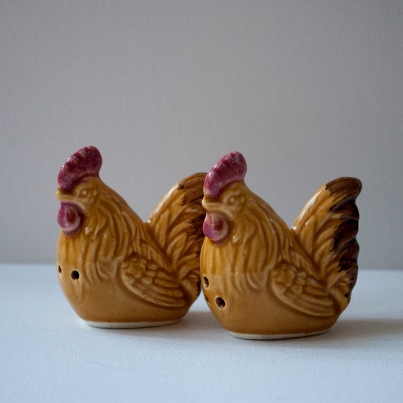 Vintage salt and pepper shakers rooster or chicken mustard
