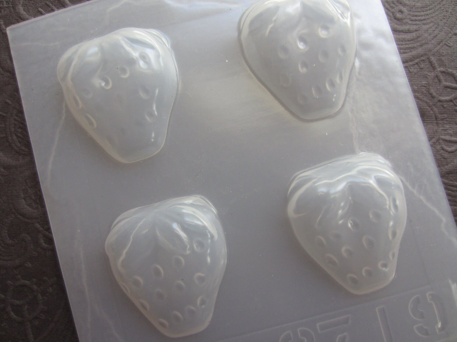 Resin Mold Strawberries 1.5 37mm 4 Count Strawberry
