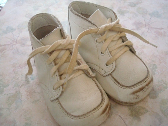 Vintage White Leather Baby Walking Shoes by oldmrsdaisy on Etsy