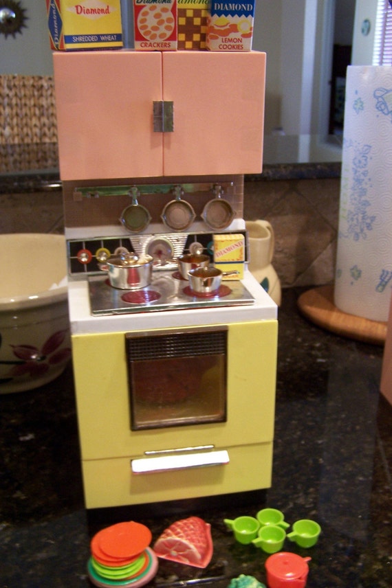 1960's Deluxe Reading Dream Kitchen Stove with Food and