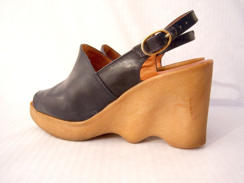 Vintage Famolare wavy wedge sling backs /navy blue leather/