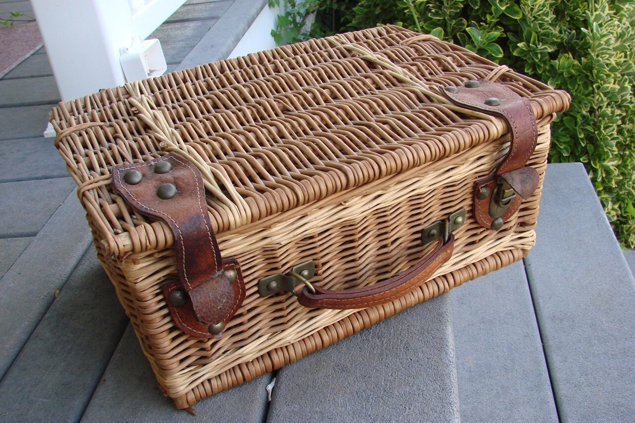 VINTAGE 1960s WICKER SUITCASE STYLE PICNIC BASKET by thecherrychic