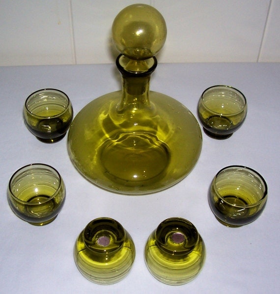 BEAUTIFUL VINTAGE MADE IN ITALY GREEN GLASS DECANTER AND SHOT