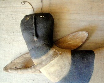 Early Homestead Bee, an Extreme Primitive pattern from Raven's Haven