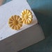 Here comes de sun yellow daisy earstuds