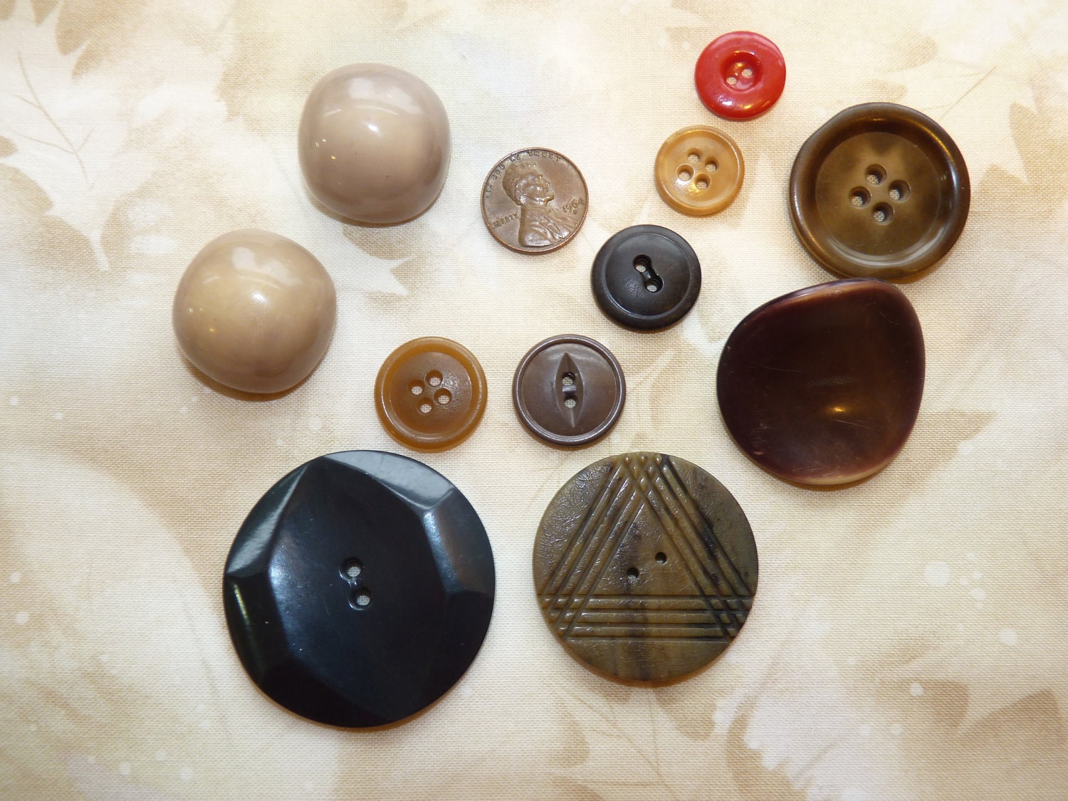 Collection of 11 Vintage Bakelite Buttons