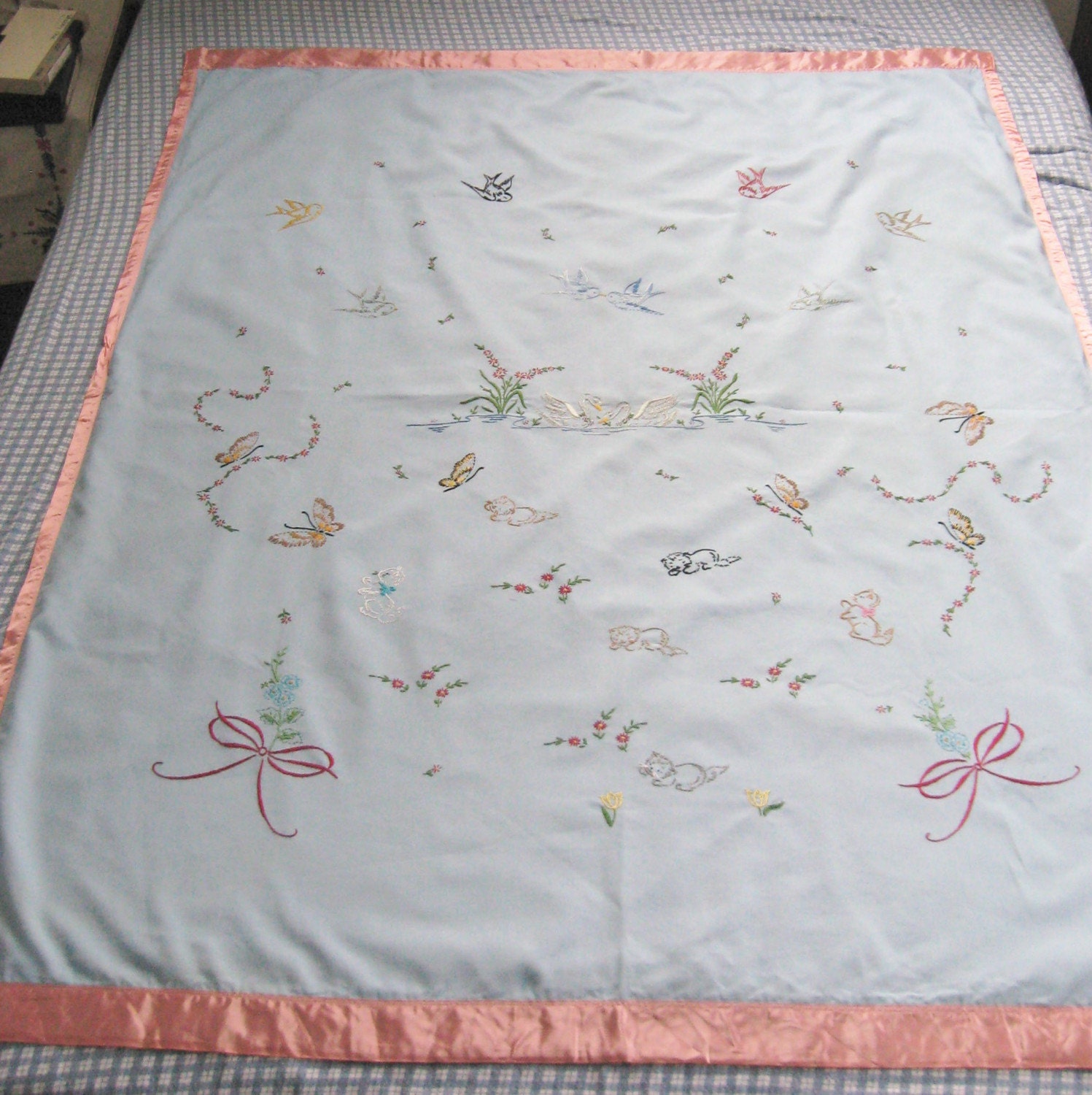 VINTAGE EMBROIDERED BABY CRIB BLANKET 1950/60