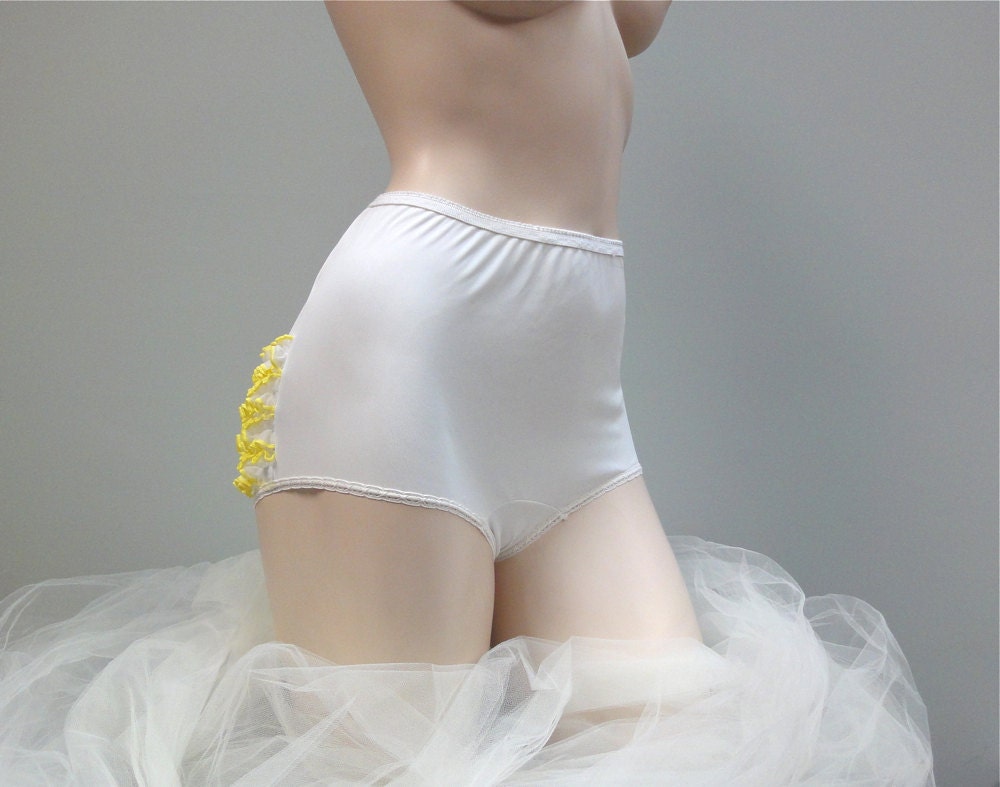 Vintage Lace Ruffle Panty White Nylon Rhumba Panty With